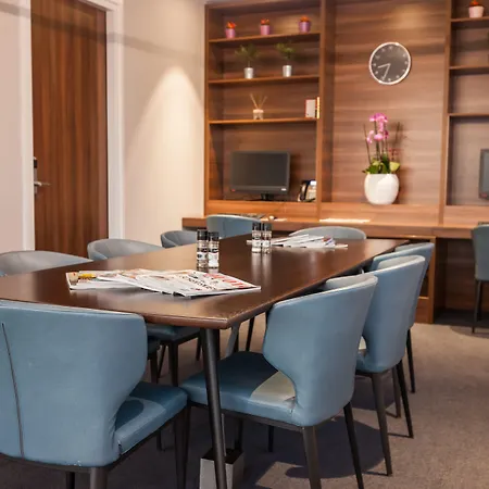 Hampton By Hilton Centre East Hotel 4*