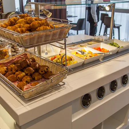 Hampton By Hilton Centre East 4*