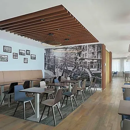 Hotel Hampton By Hilton Centre East 4*