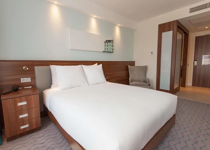 Hotel Hampton By Hilton Centre East 4*