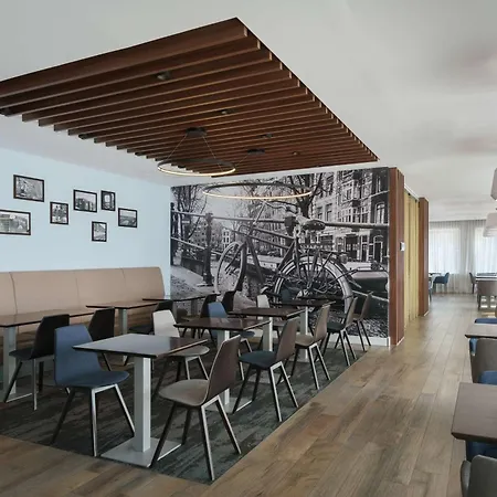 Hampton By Hilton Centre East Отель