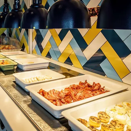 Отель Hampton By Hilton Centre East 4*
