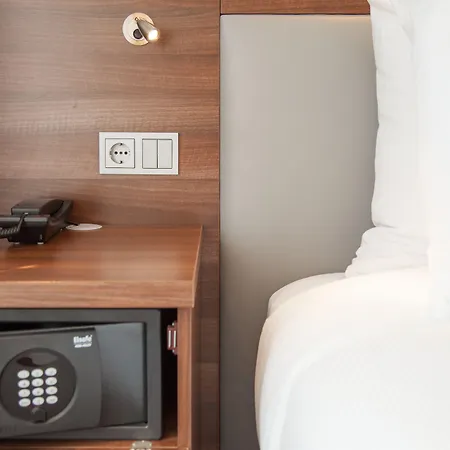 Hampton By Hilton Centre East Отель
