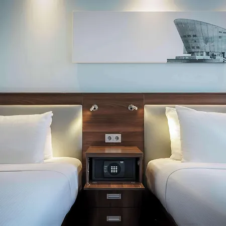 Отель Hampton By Hilton Centre East